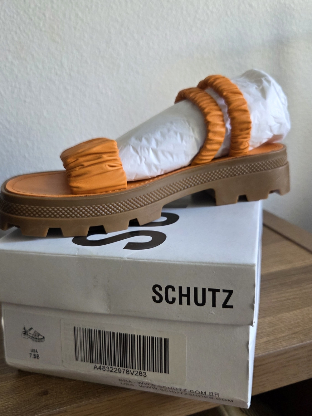 These are Schutz Lirah  Orange Ruched Leather Sandals with a distinctive. Sz 7.5 - Picture 3 of 5